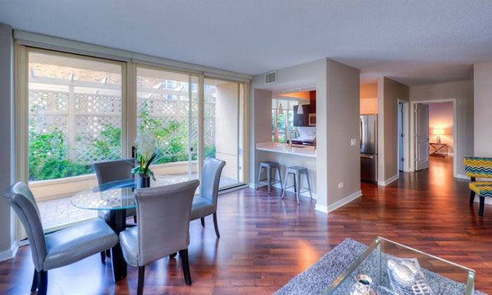 Apartment dining space in River North