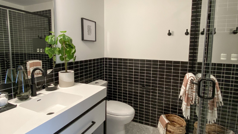 luxury dallas high rise apartment bathroom