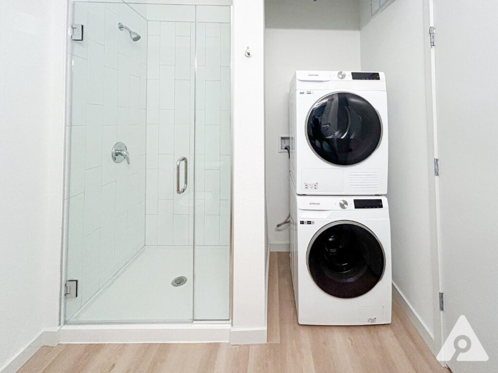 Denver Apartment - Shower/ WD