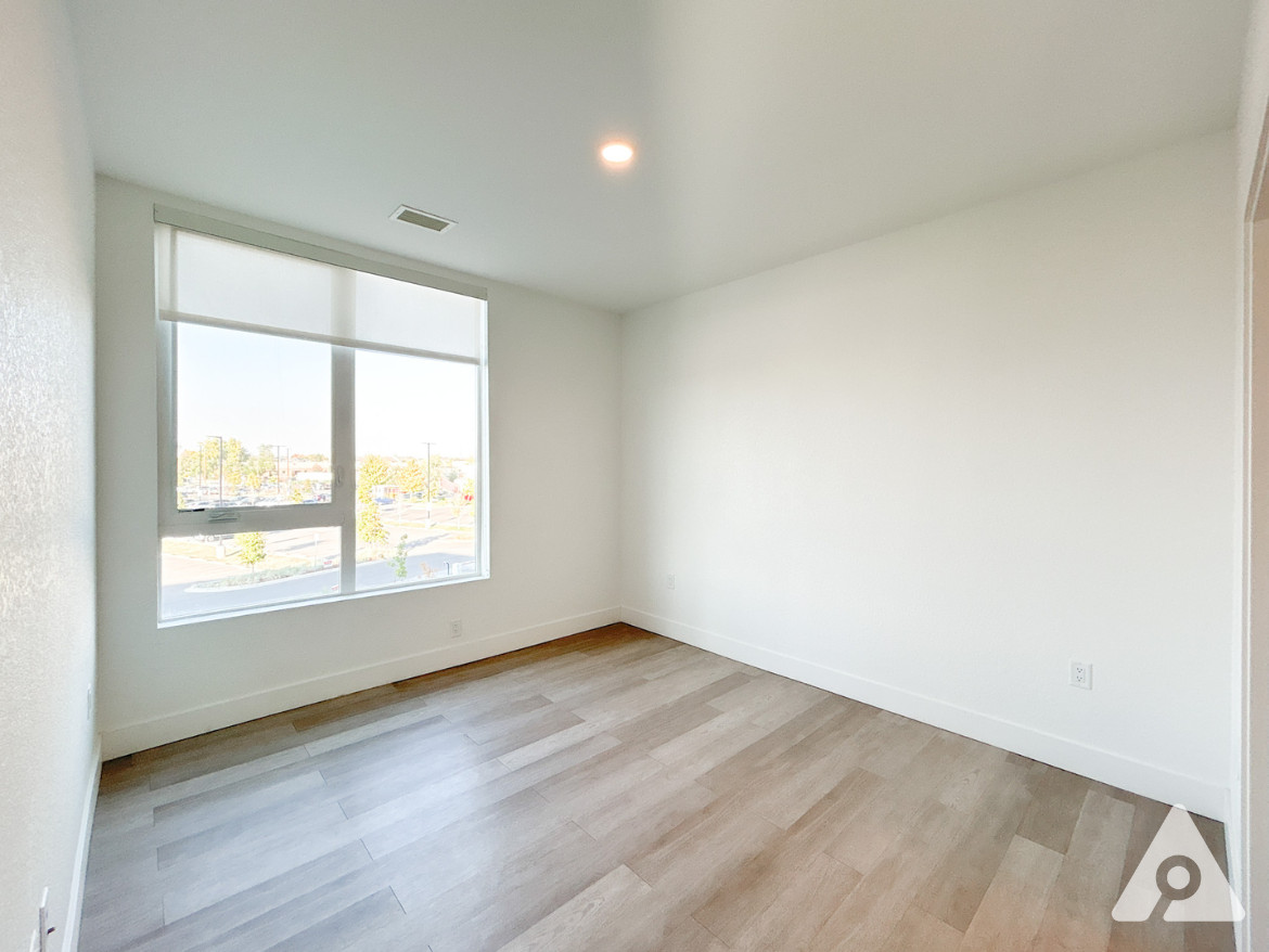 Denver Apartment - Bedroom with Large Window