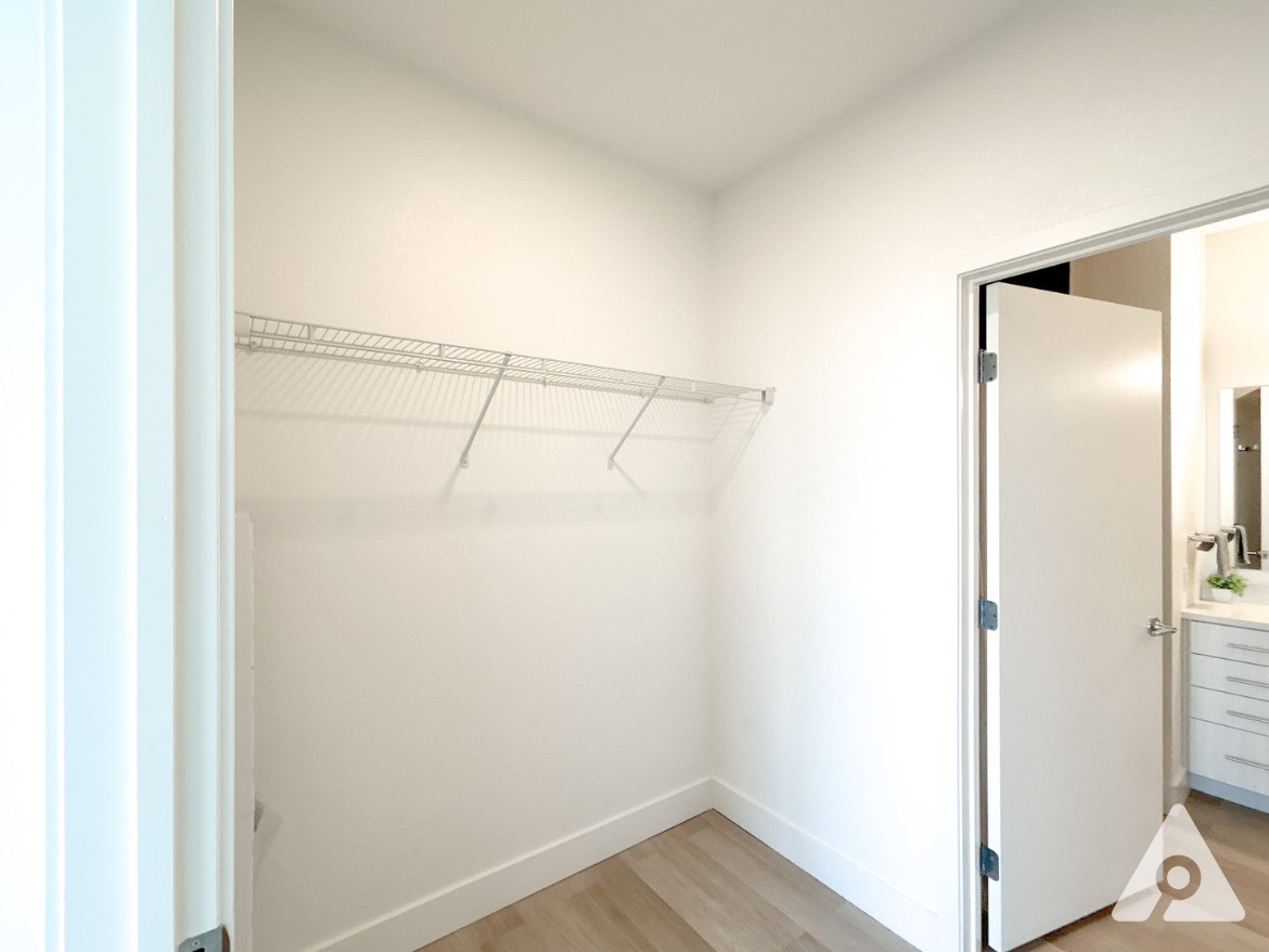 Denver Apartment - Walk-in Closet with Built-In Shelves No.2