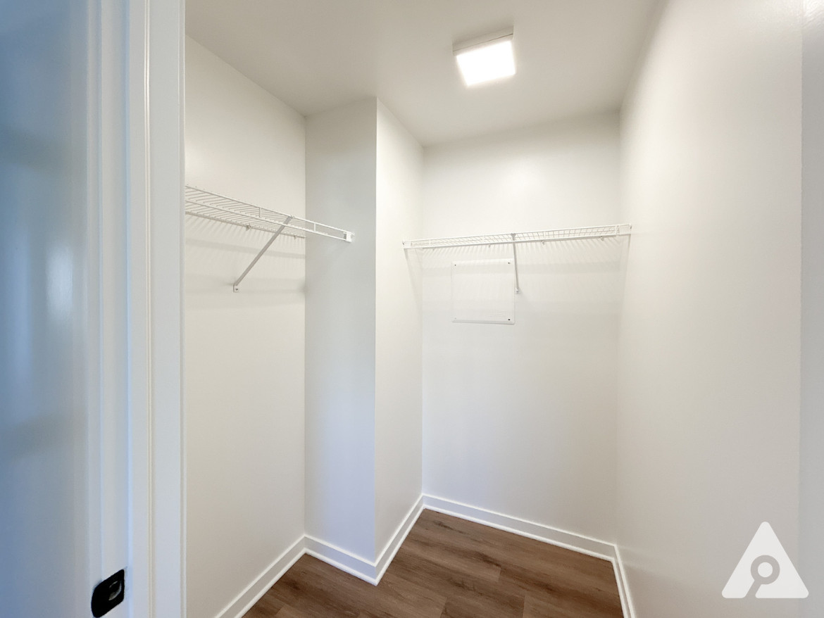 Denver Apartment - Walk-in Closet