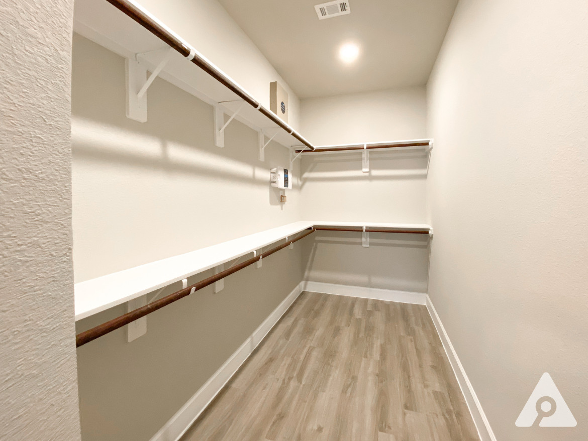 Houston Apartment - Walk-in Closet