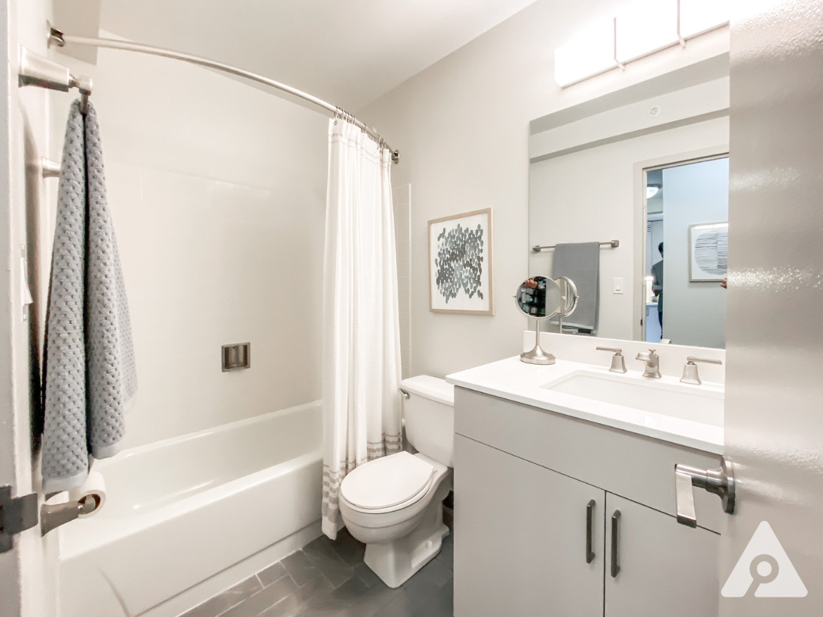 Chicago Apartment - Bathroom