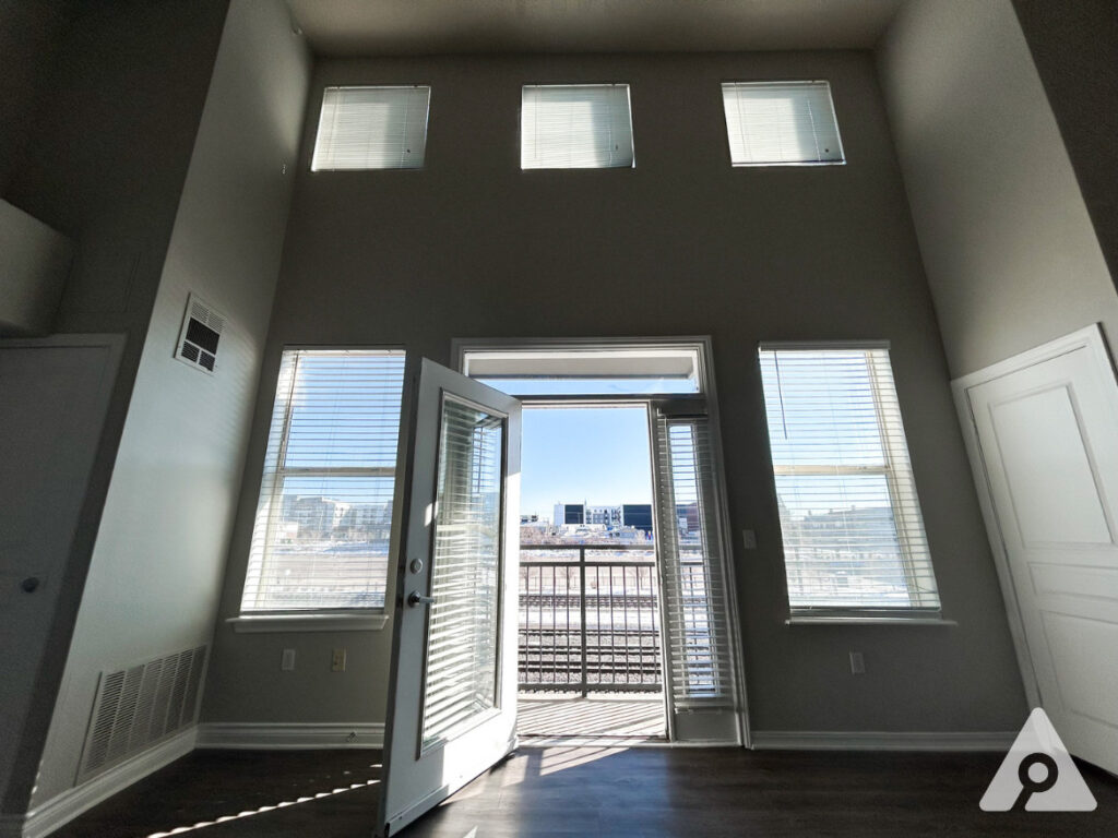 Denver Apartment - Private Balcony/ Windows