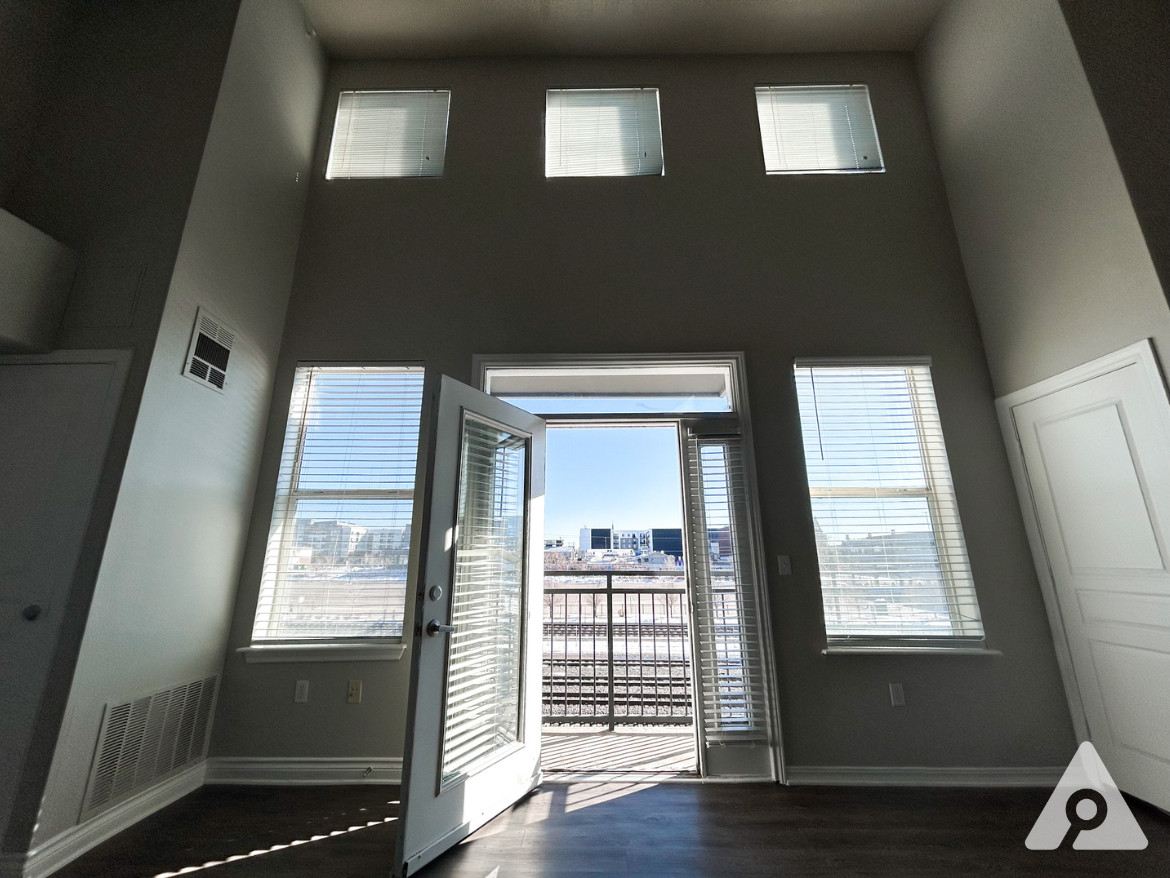 Denver Apartment - Private Balcony/ Windows