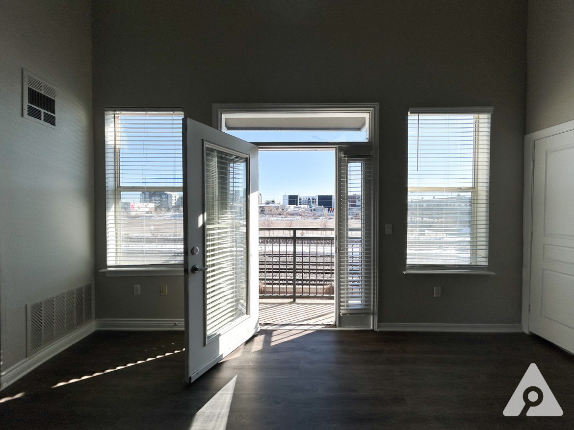 Denver Apartment - Private Balcony/ Windows