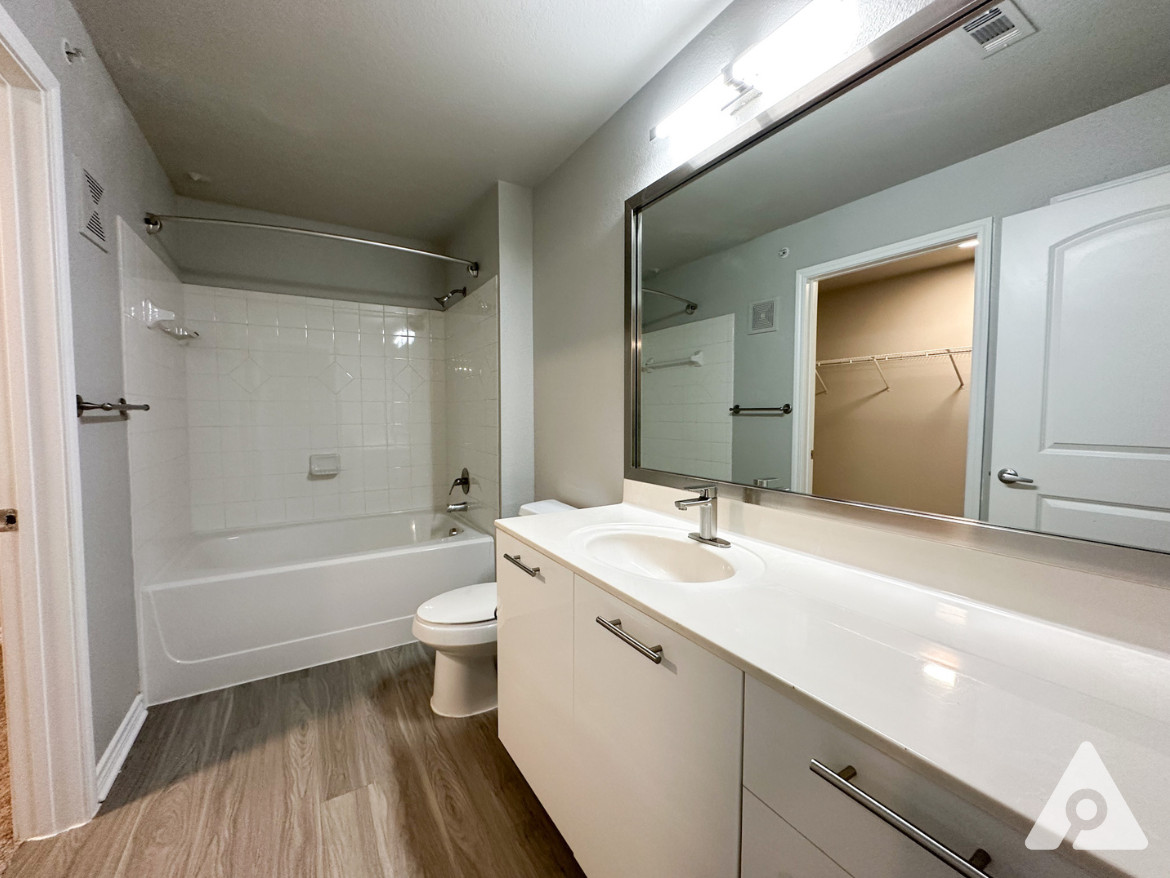 Dallas Apartment Secondary Bathroom