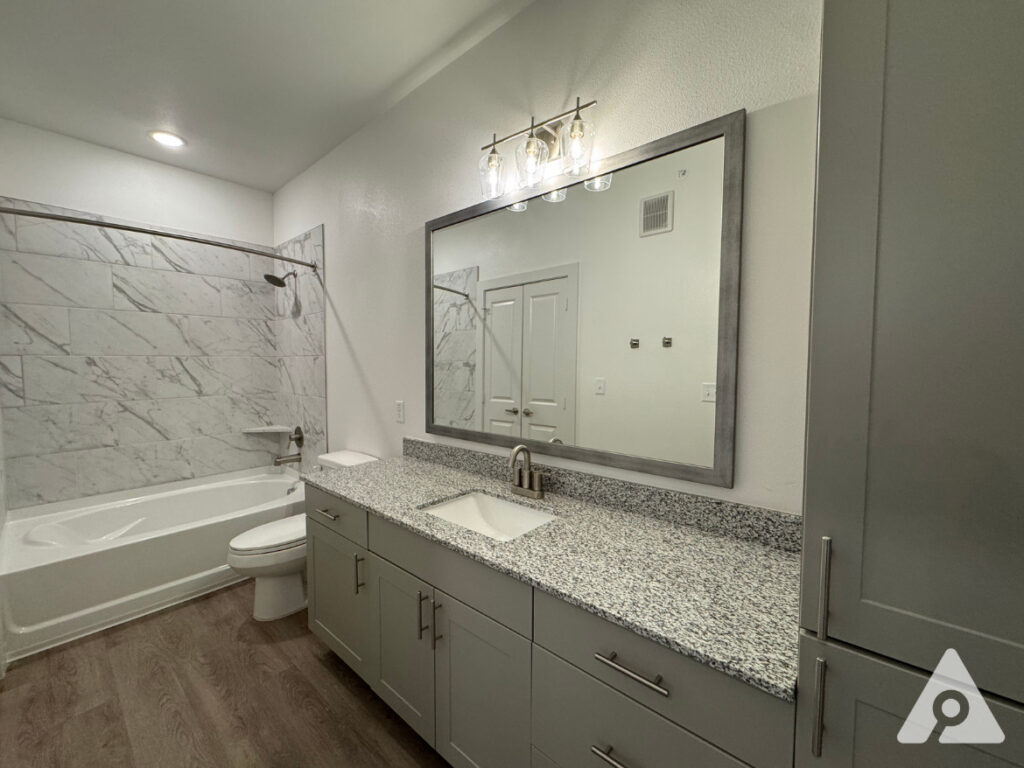 West fort worth Apartment bathroom