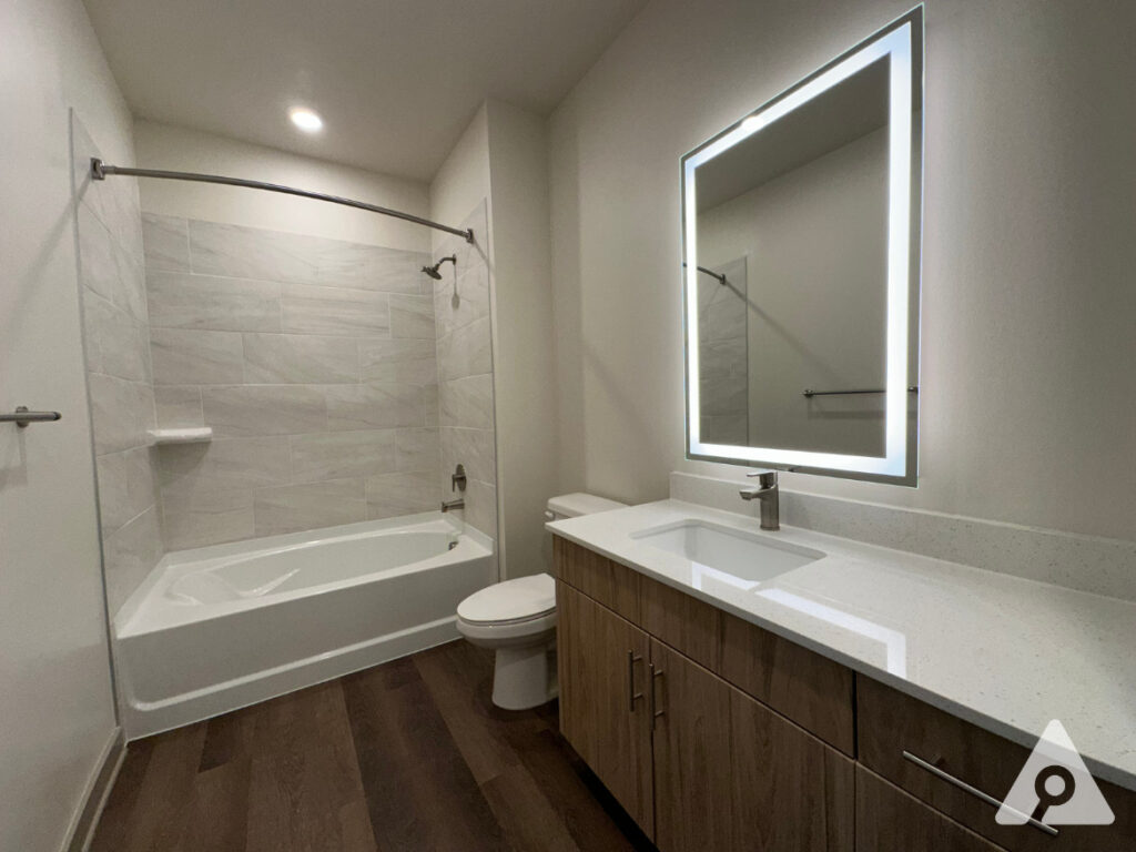 Dallas Apartment Secondary Bathroom