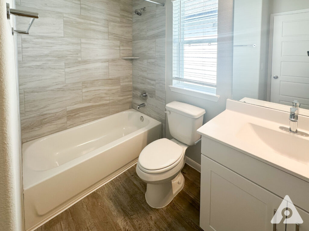 Houston Apartment - Secondary Bathroom