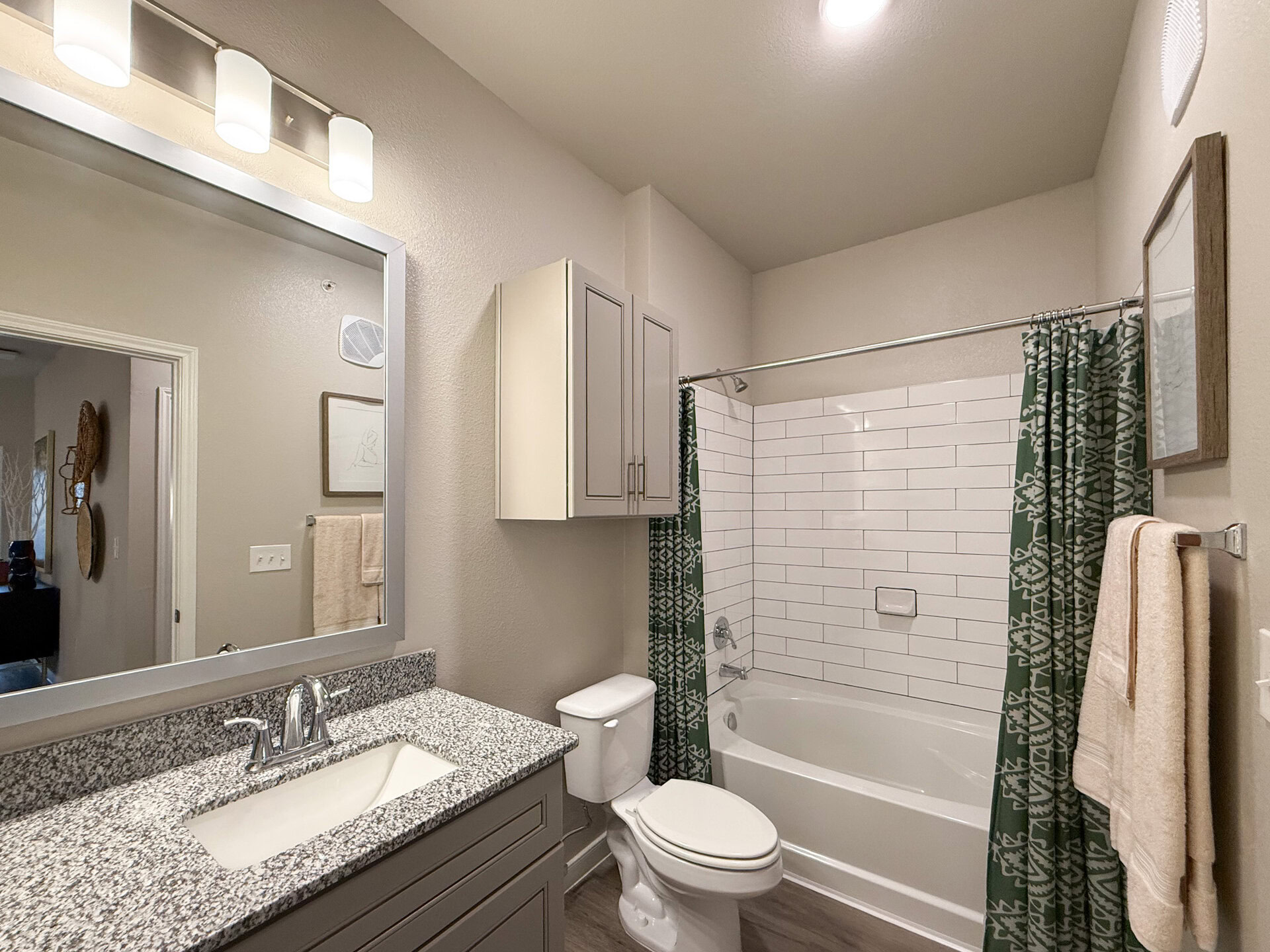 San Antonio Apartment Chic Bathroom with White & Grey finishes