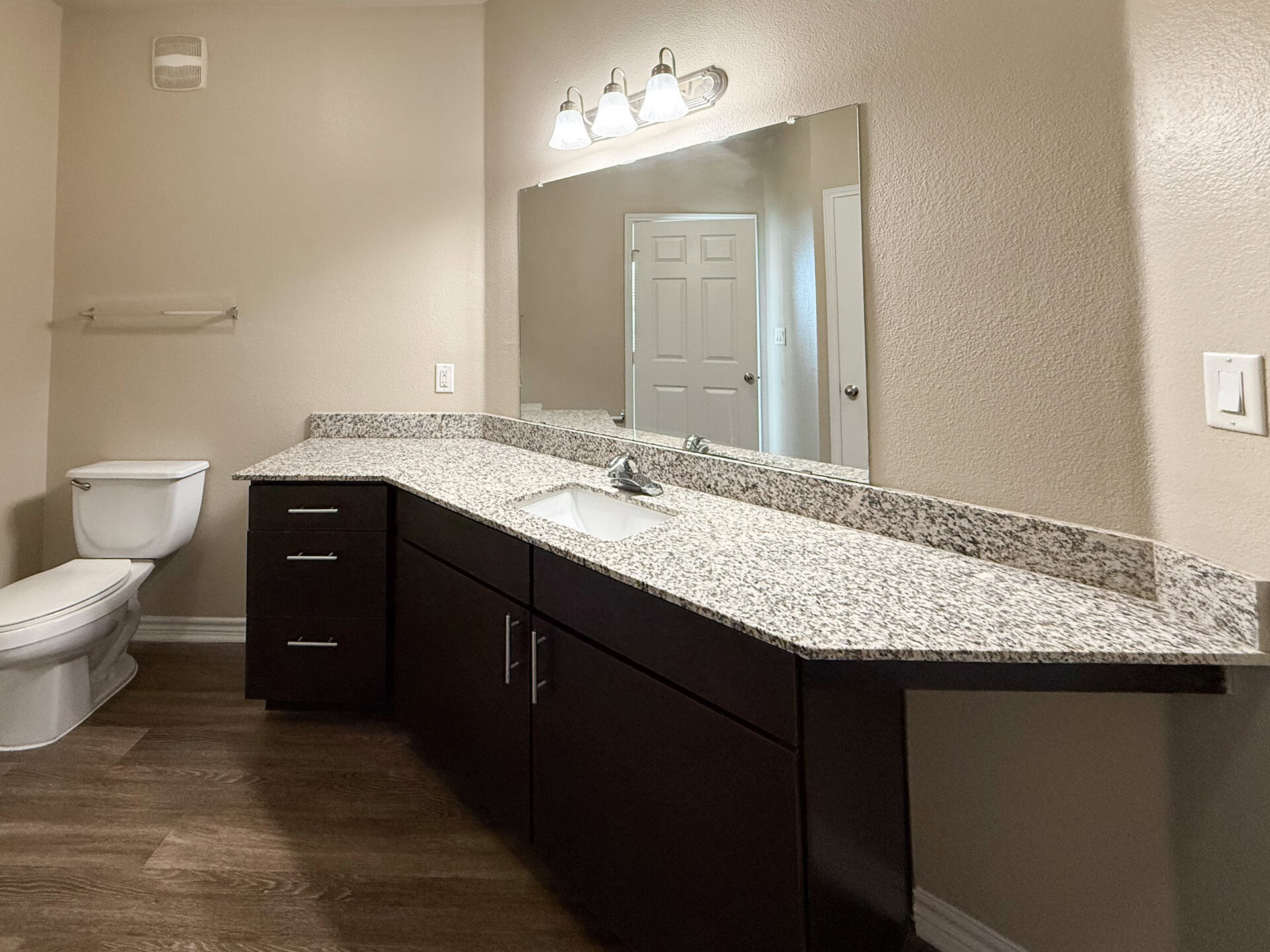 San Antonio massive Bathroom with garden tub