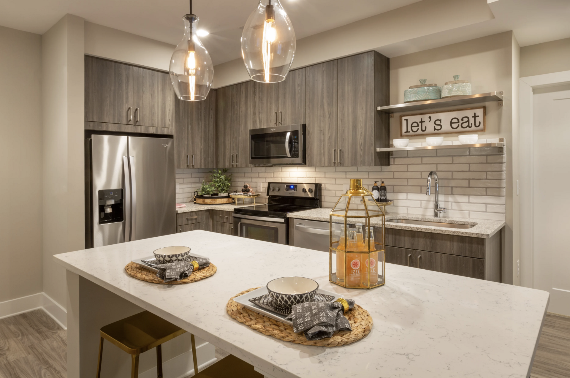 Grant Park apartment kitchen with stainless steel appliances and plenty of cabinet space.