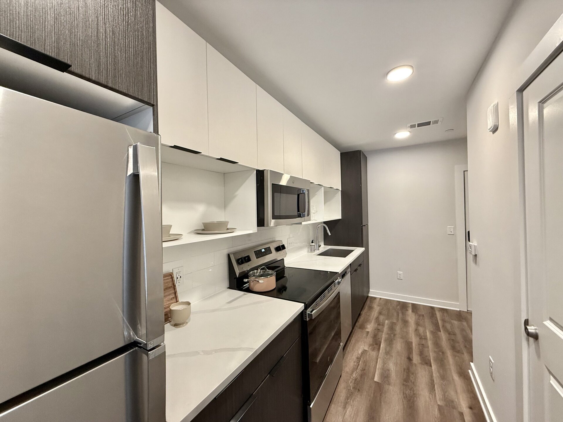 Apartments in Downtown Nashville, kitchen with two tones cabinets and stainless steel appliances.