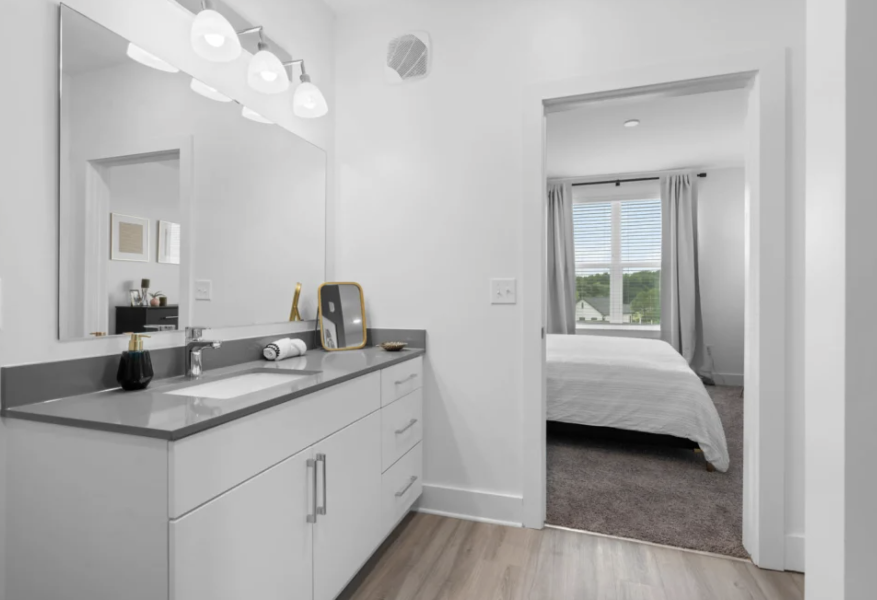Apartments in Grant Park, bathroom with white cabinets.